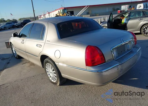 2003 Lincoln Town Car Signature from USA, damaged, VIN 1LNHM82W33Y704279